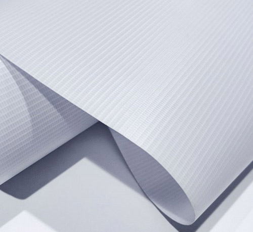 Hvordan oppnår belagt bakgrunnsbelyst banner både lysoverføring og rivestyrke for telttak?